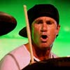  Барабанистът на RED HOT CHILI PEPPERS къса бицепс
